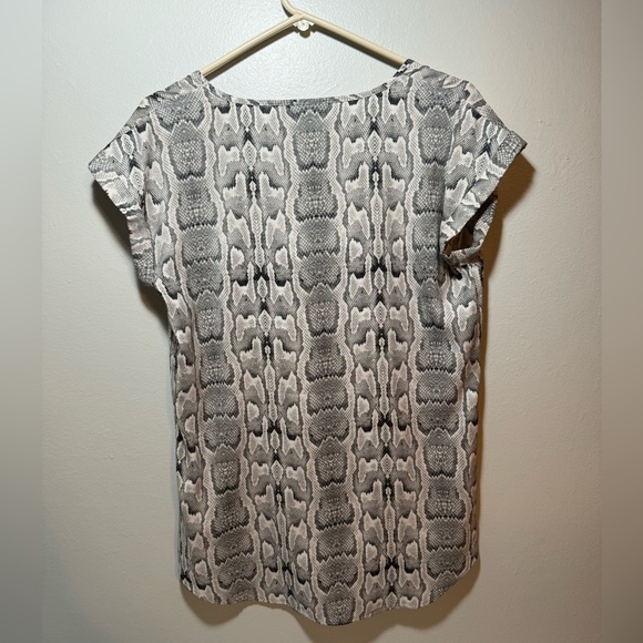 🐍 Women’s Size Medium Express Snakeskin Pattern V-Neck Tank Top T-Shirt - Picture 2 of 8